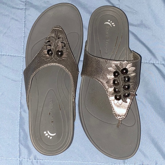 thong bare traps sandals